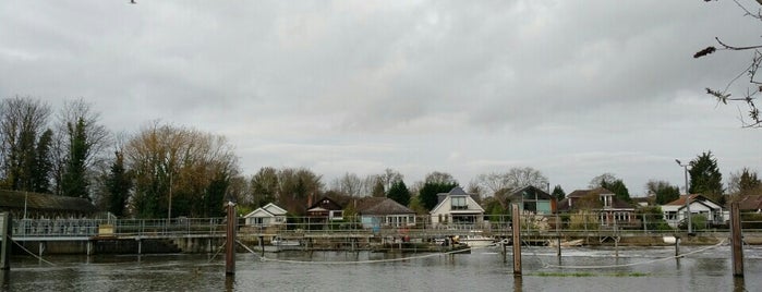 Sunbury lock is one of Lieux qui ont plu à Michael.