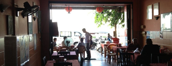Happy Phnom Penh Pizza is one of Lugares favoritos de Tash.