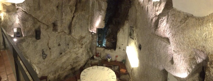 La Grotta is one of Lieux qui ont plu à Patrizia.