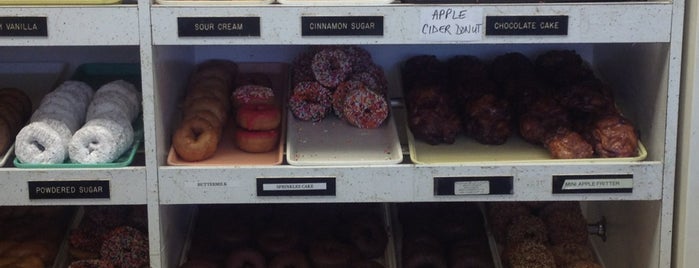 Knapp's Donuts is one of Lugares favoritos de Aniruddha.