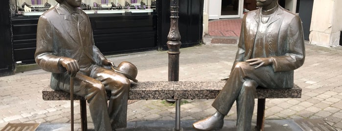 Oscar Wilde and Eduard Vilde Statue is one of Posti che sono piaciuti a Gemma.