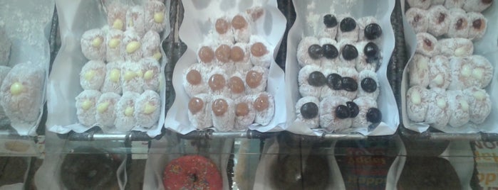 Happy Donuts is one of Lugares favoritos de Caroline.