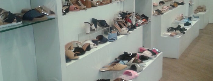Spot Shoes is one of Lieux qui ont plu à Steinway.