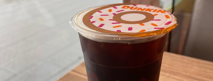 Dunkin Donuts is one of Lieux qui ont plu à S.