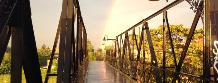 Wallace Avenue Footbridge is one of Posti che sono piaciuti a Adam.