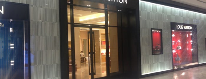 Louis Vuitton is one of Tempat yang Disukai 𝔄𝔩𝔢 𝔙𝔦𝔢𝔦𝔯𝔞.