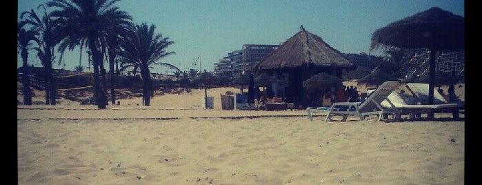 Life Beach Club is one of สถานที่ที่ María ถูกใจ.