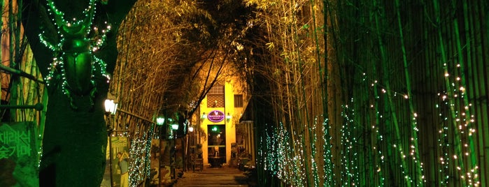 Dragon Hill Spa is one of สถานที่ที่บันทึกไว้ของ Curry.