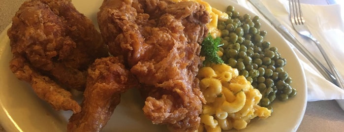 Willie Mae's Grocery & Deli is one of Chuckさんのお気に入りスポット.