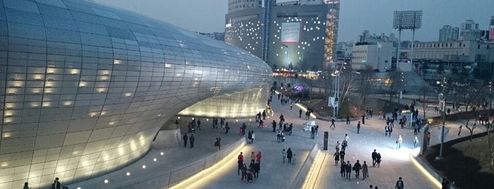 Dongdaemun Design Plaza is one of Zaha Hadid.