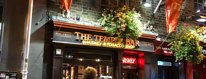 Distillery Store at Temple Bar is one of Tempat yang Disukai Perry.