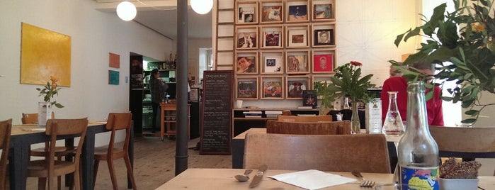 Café good. is one of Lutzkaさんのお気に入りスポット.