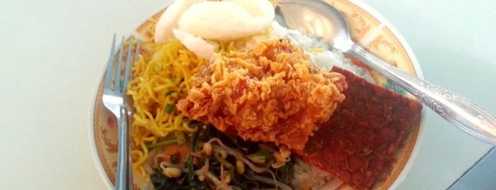 Warung Dian is one of Tempat makan favorit.