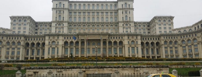 Palatul Parlamentului is one of สถานที่ที่ Espiranza ถูกใจ.