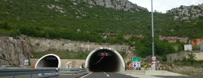 A1 - Tunel Sv. Rok is one of สถานที่ที่ Yaron ถูกใจ.