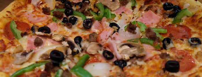 Domino's Pizza is one of สถานที่ที่ Murat ถูกใจ.