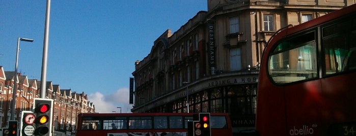 Clapham Junction is one of Lizzieさんのお気に入りスポット.