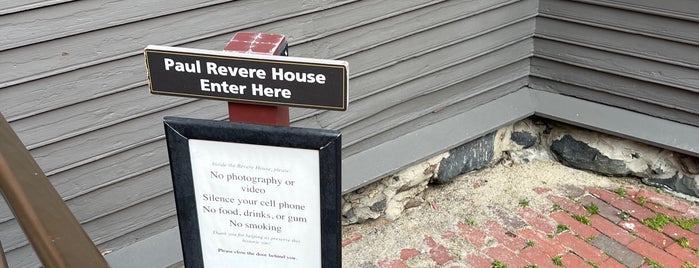 Paul Revere House is one of สถานที่ที่ Carl ถูกใจ.