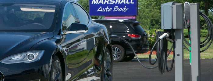 Marshall Auto Body is one of สถานที่ที่ TJ ถูกใจ.