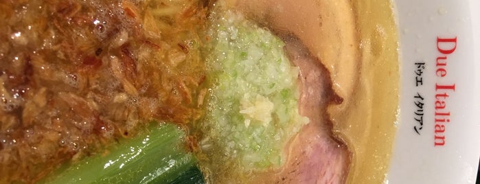 黄金の塩らぁ麺 Due Italian 横浜 is one of fuji'nin Kaydettiği Mekanlar.