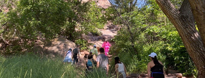 Red Rocks Trailhead is one of Tempat yang Disukai Jesse.