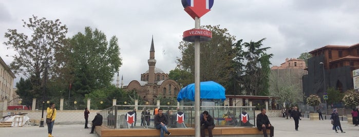 Vezneciler Metro İstasyonu is one of Lugares favoritos de Bulent.