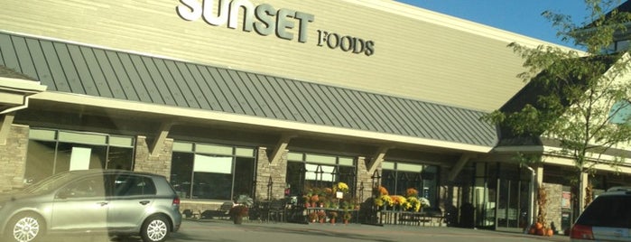 Sunset Foods is one of Lieux qui ont plu à Vicky.