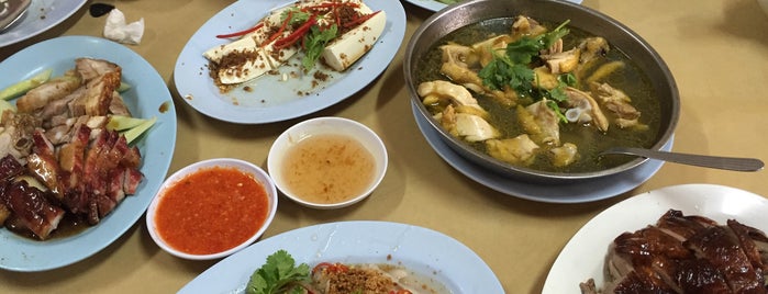 Yi Kee Restaurant is one of Lugares favoritos de Woo.
