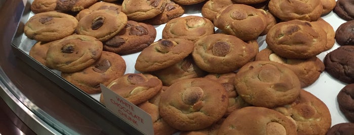 Ben's Cookies is one of Locais curtidos por Woo.