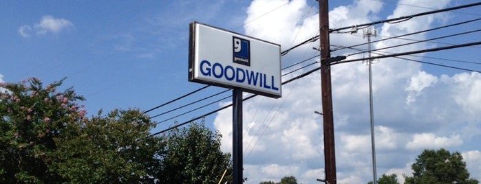 Goodwill Retail Store is one of Tempat yang Disukai Jenifer.