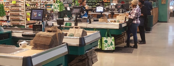 Whole Foods Market is one of Tempat yang Disukai Andy.
