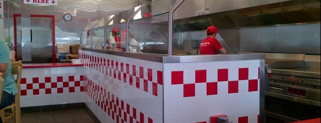 Five Guys is one of สถานที่ที่ Brian ถูกใจ.