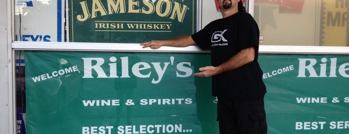 Riley's Wine & Spirits is one of สถานที่ที่ Caroline 🍀💫🦄💫🍀 ถูกใจ.