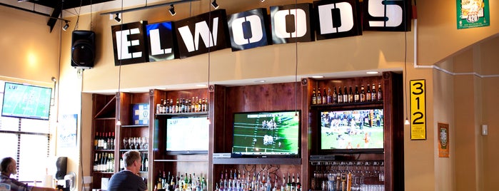 Elwoods Barbecue & Burger Bar is one of Lugares favoritos de Amanda.