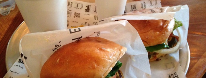 Home Burgers is one of Carolina : понравившиеся места.