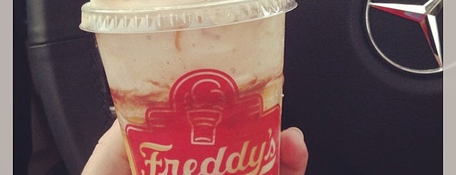 Freddy's Frozen Custard is one of สถานที่ที่ V ถูกใจ.