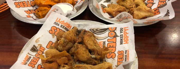 Hooters is one of Checkins.