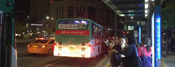 잠실역 8번출구 (24-132) is one of 서울시내 버스정류소.