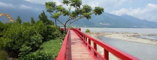 Jembatan Merah Talise is one of Outdoors PALU Sulawesi Tengah.