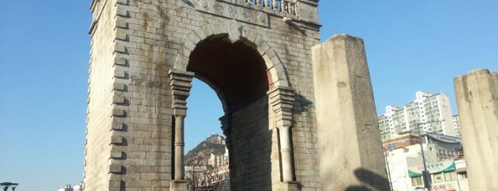 Independence Gate is one of Orte, die 🌎 JcB 🌎 gefallen.