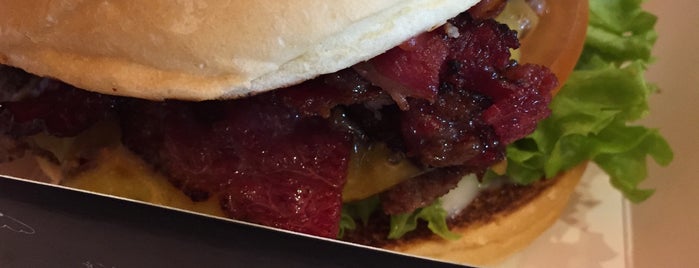 Lava Burger is one of Tempat yang Disimpan Reem.