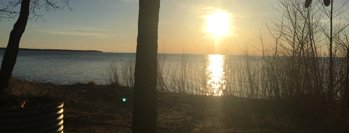 Port Crescent State Park Campground is one of Zak'ın Kaydettiği Mekanlar.