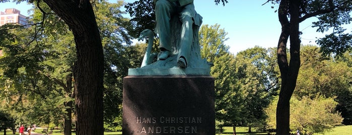 Hans Christian Andersen Statue is one of Danielle 님이 좋아한 장소.