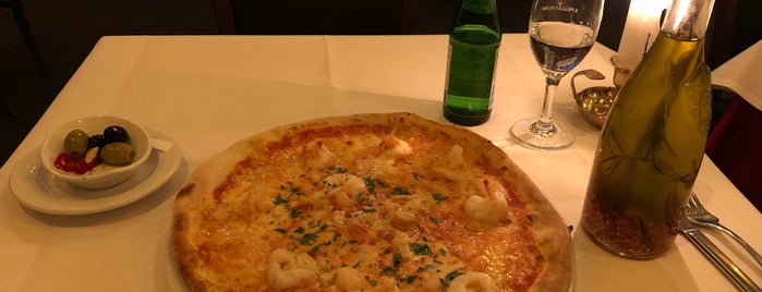 Piazza Fontana is one of Berlin Best: Pizza & pasta.
