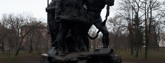 Парк "Таращанець" is one of Киев.