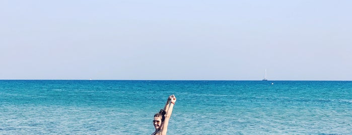 Lady's Mile Beach is one of Hanna’s Liked Places.