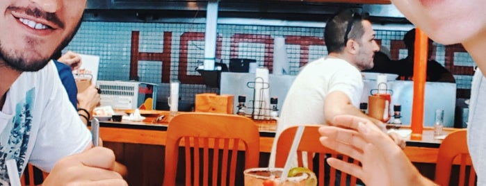 Hooters is one of สถานที่ที่ Hanna ถูกใจ.