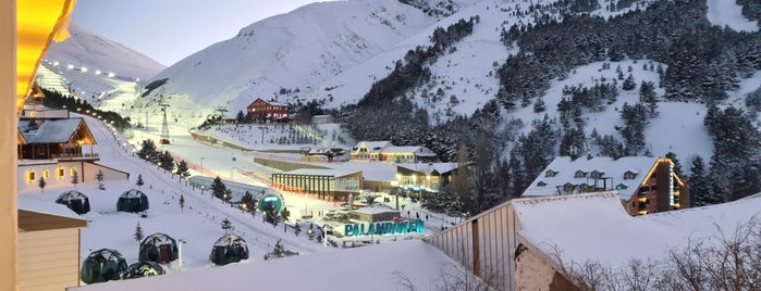 SnowDora Ski Resort is one of Tempat yang Disukai Hanna.
