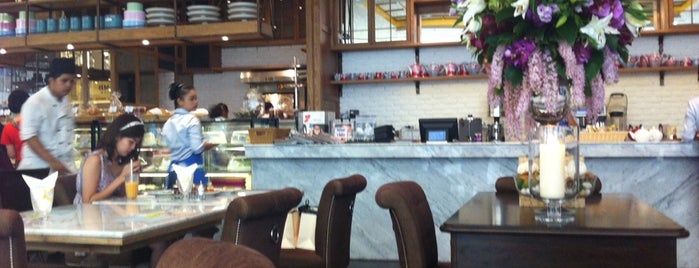 Coffee Beans by Dao is one of Vee’s Liked Places.