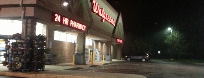 Walgreens is one of สถานที่ที่ Dan ถูกใจ.